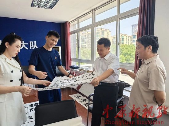 洛龍區書協慰問洛龍消防救援大隊 共迎“八一”